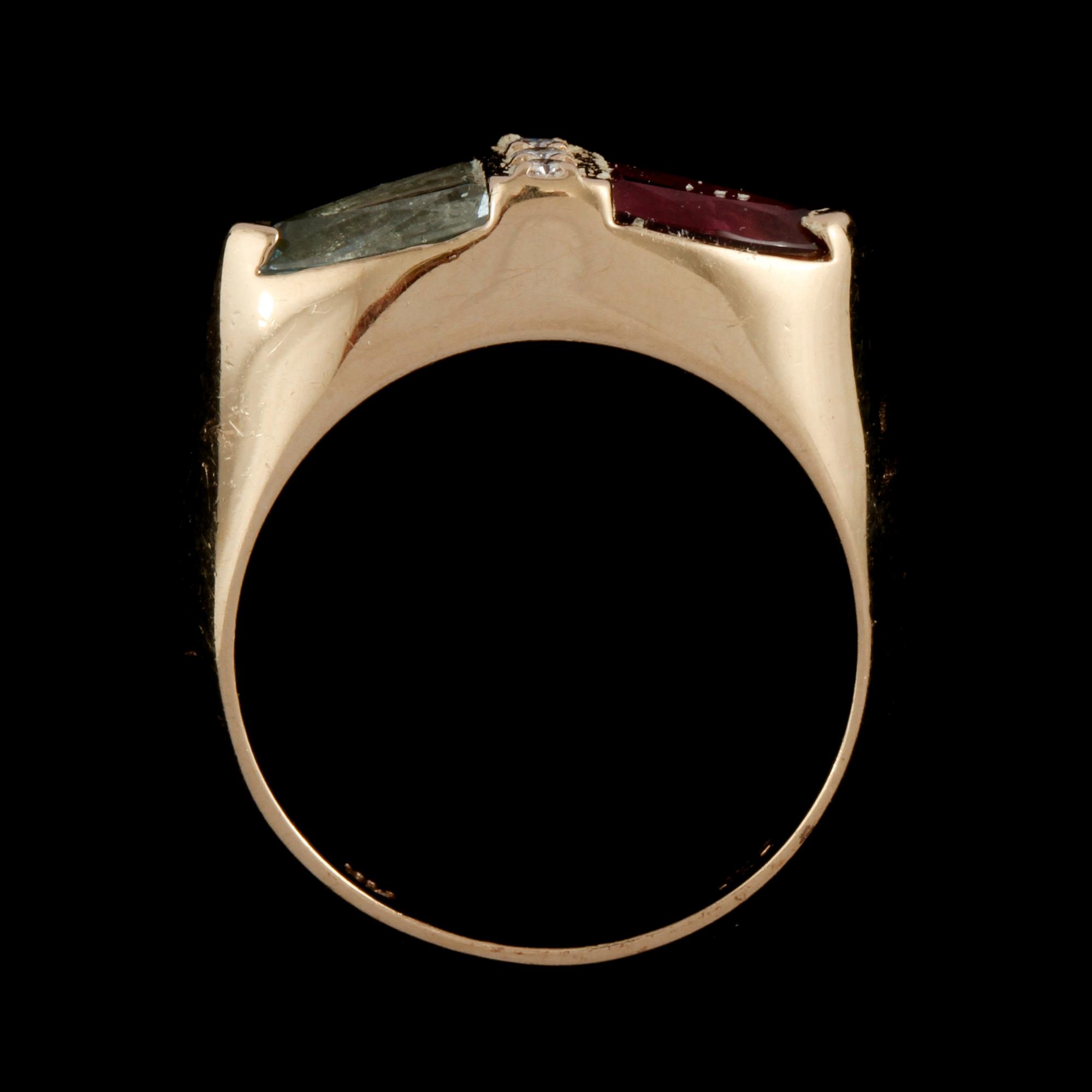 RING, 14k guld med 3 briljantslipade diamanter, ca 0.03 ct samt triangelslipade färgade stenar, stämplad B&H. Vikt 4 g.