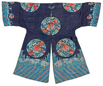 316. ROBE, silk. Height 124 cm. China around 1900.