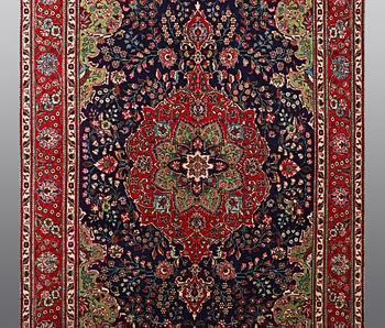 A carpet, Tabriz, ca 310 x 200 cm.