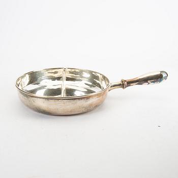 A 20th century English lidded silver dish 1925, total weight 2020 grams.