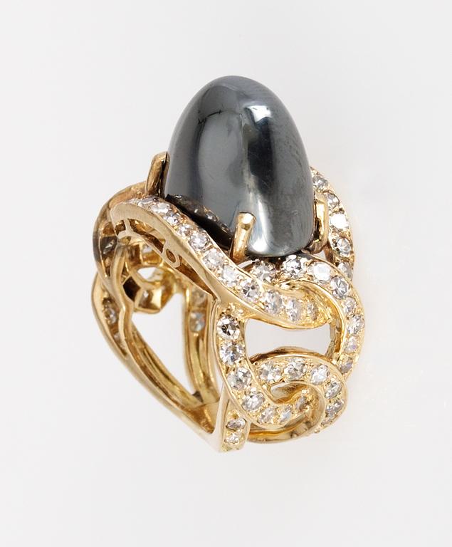 RING, åttkantslipade diamanter, tot. ca 2.50 ct, med hematit.