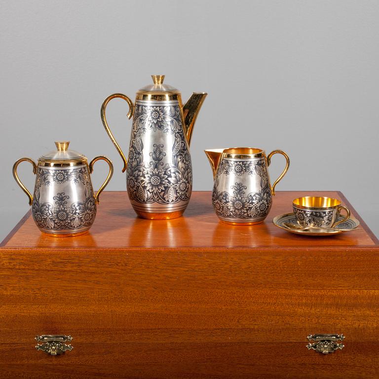 KAFFESERVIS, 3 DELAR samt KOPPAR MED SKEDAR 6 ST, silver Sovjetunionen 1900-talets slut. Total vikt. 1563 g.