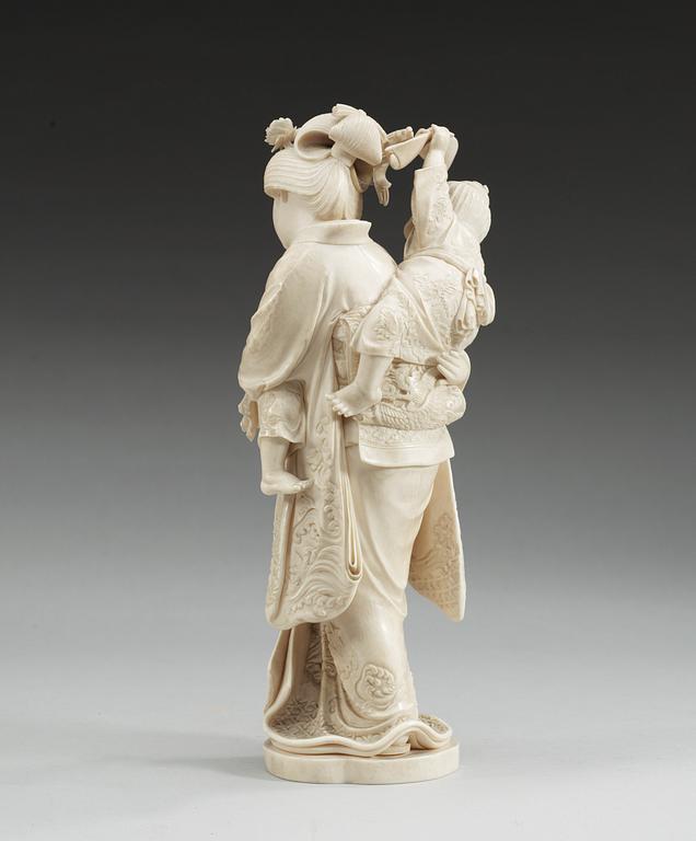 FIGURIN, elfenben. Japan, Meiji (1867-1912). Signerad.