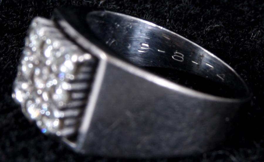RING, vitguld samt 9 briljanter. Tot vikt 7 gram.