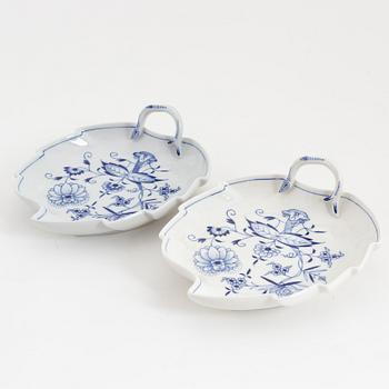 A set of three 'Blue Onion' porcelain dishes, Meissen, first half of the 20th Century.