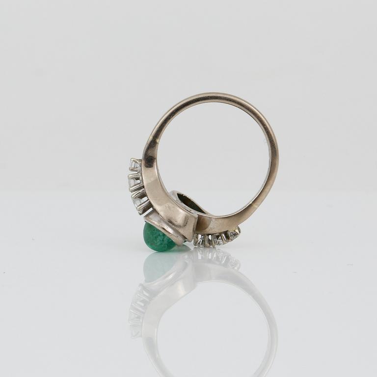SYSKONRING, 18K vitguld med smaragder samt briljantslipade diamanter, Åhlén & Samuelsson, Stockholm, 1977. Vikt 7,75 g.