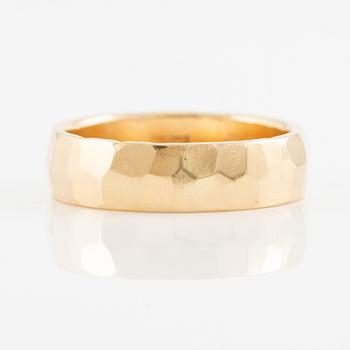 Jan-Christer Lundqvist, ring, 18K gold with hammered decoration, Skövde.