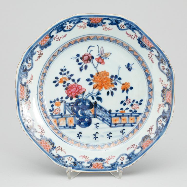 TALLRIKAR, 11 st,  Kina, mestadels Qianlong (1736-95).