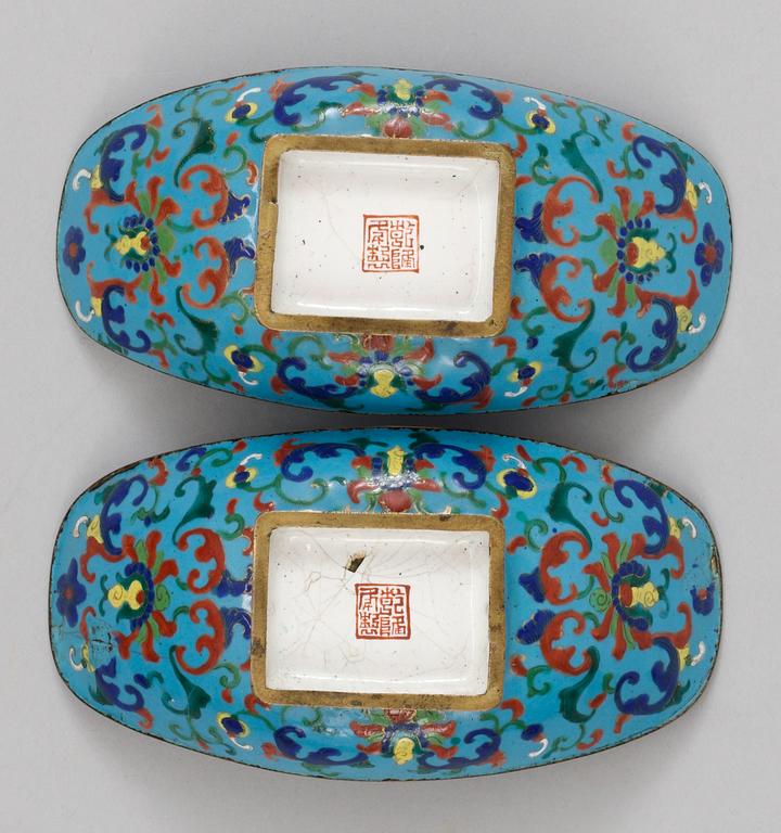 SKÅLAR, ett par, emalj på koppar. Qing dynastin (1644-1912).