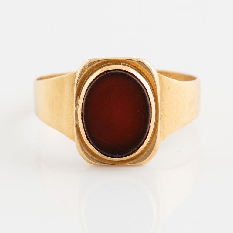 18K gold and carnelian ring.