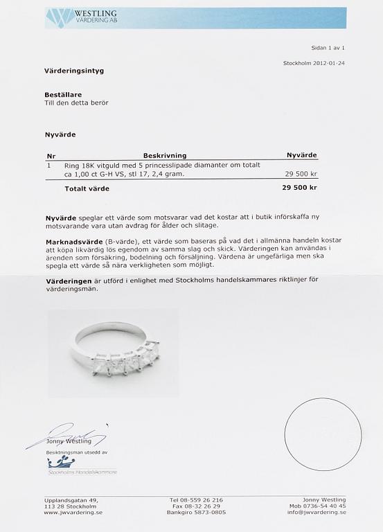 RING, 18 k vitguld med 5 prinsesslipade diamanter totalt ca 1.00 ct. Vikt 4,1 g.