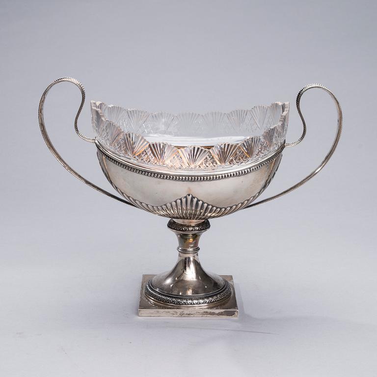 JARDINJÄR, silver och glas, gustaviansk stil, Åbo 1918. Silvervikt 887,7 g.