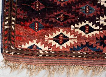 A carpet, an antique Chodor main carpet, Turkmenistan, ca 377-381,5 x 233-240 cm (as well as  2-2,5 cm flat weave.