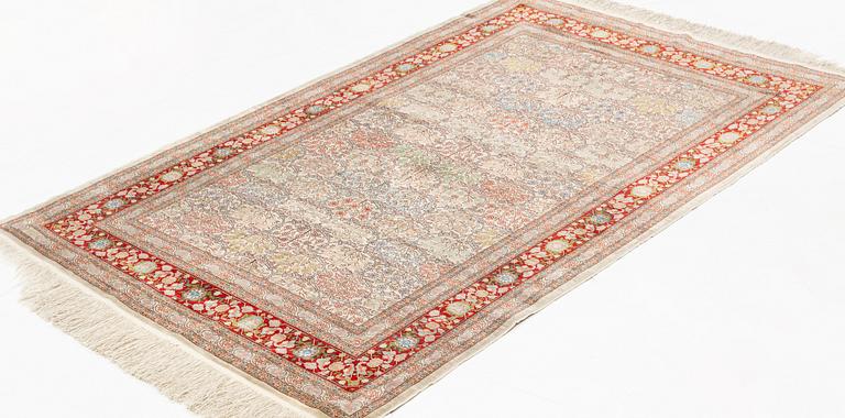 Matta, Old, silke Hereke, signerad, ca 166,5 x 109 cm.