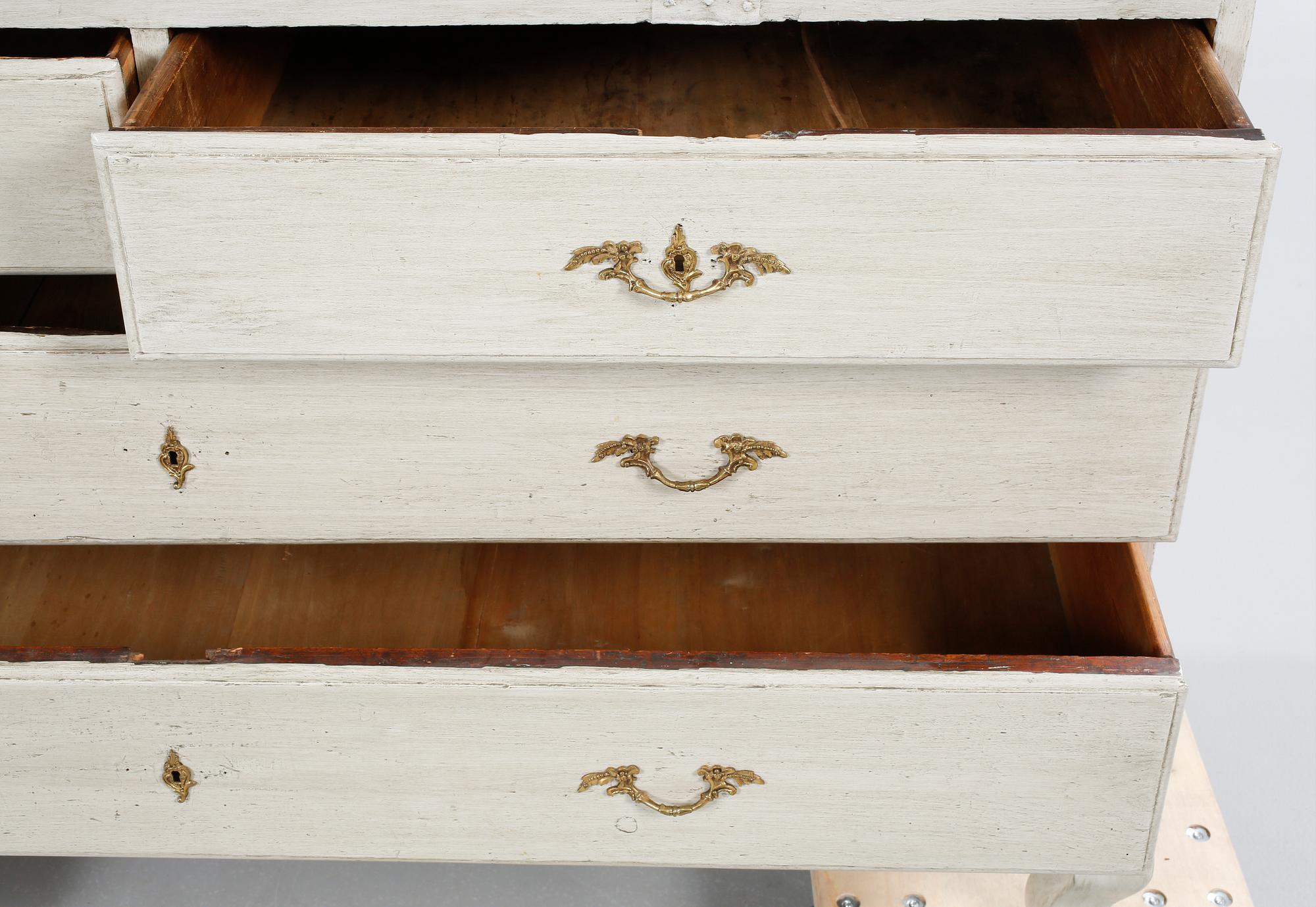 VITRINSKÅP, delvis rokoko, 1700-tal.