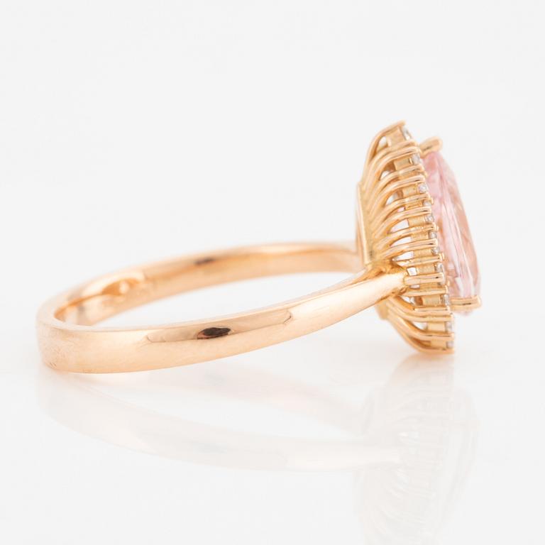 Ring in 18K gold with a pear-shaped morganite and round brilliant-cut diamonds.