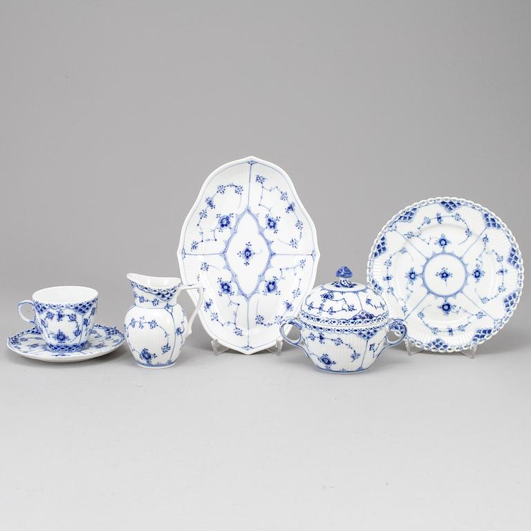 ROYAL COPENHAGEN, 26 porcelaine psc 'Musselmalet', Denmark.