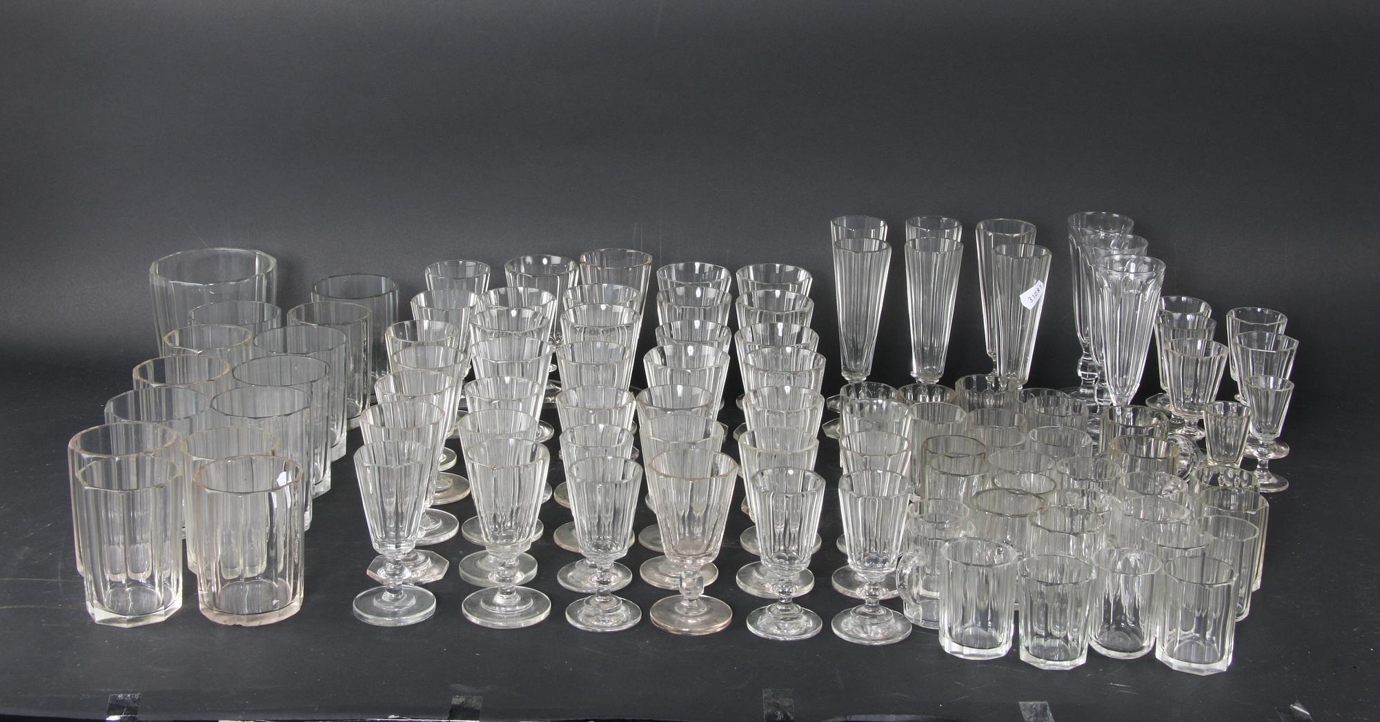 SERVISDELAR, ca 100 delar, glas, 1800/1900-tal.