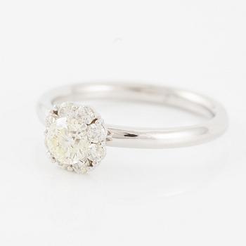 Ring 18K vitguld med briljantslipade diamanter.