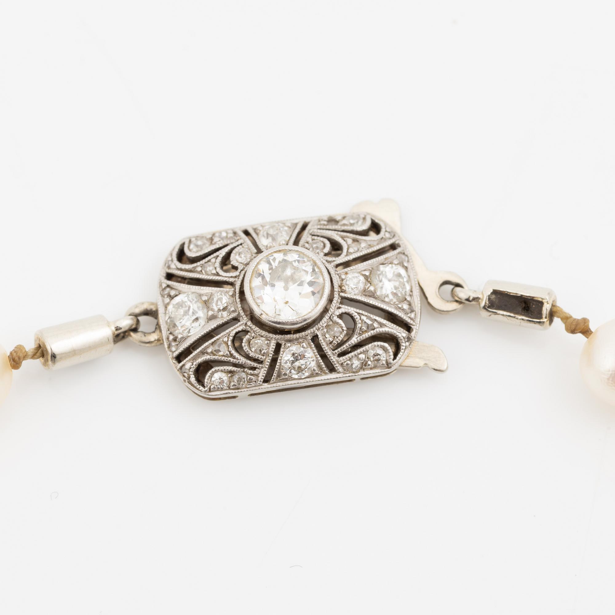 Necklace with graduated cultured pearls, clasp in 14K white gold set with old-cut diamonds.