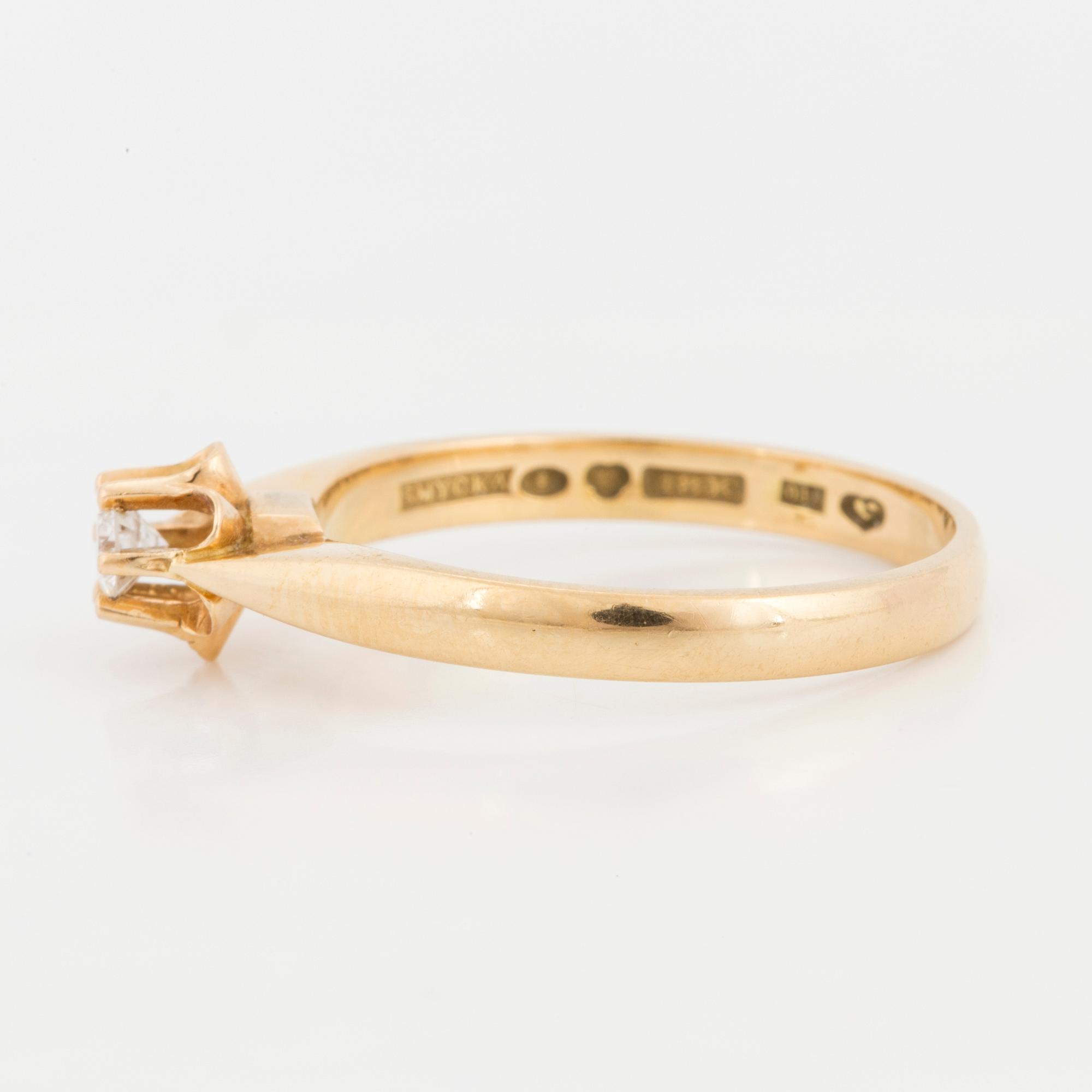 RING, med briljantslipad diamant.