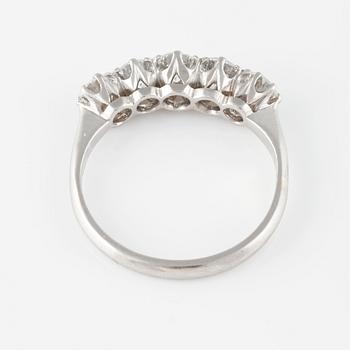 RING, platina med briljantslipade diamanter 0.93 ct, kattfotstämplad. Vikt 3,4 gram.
