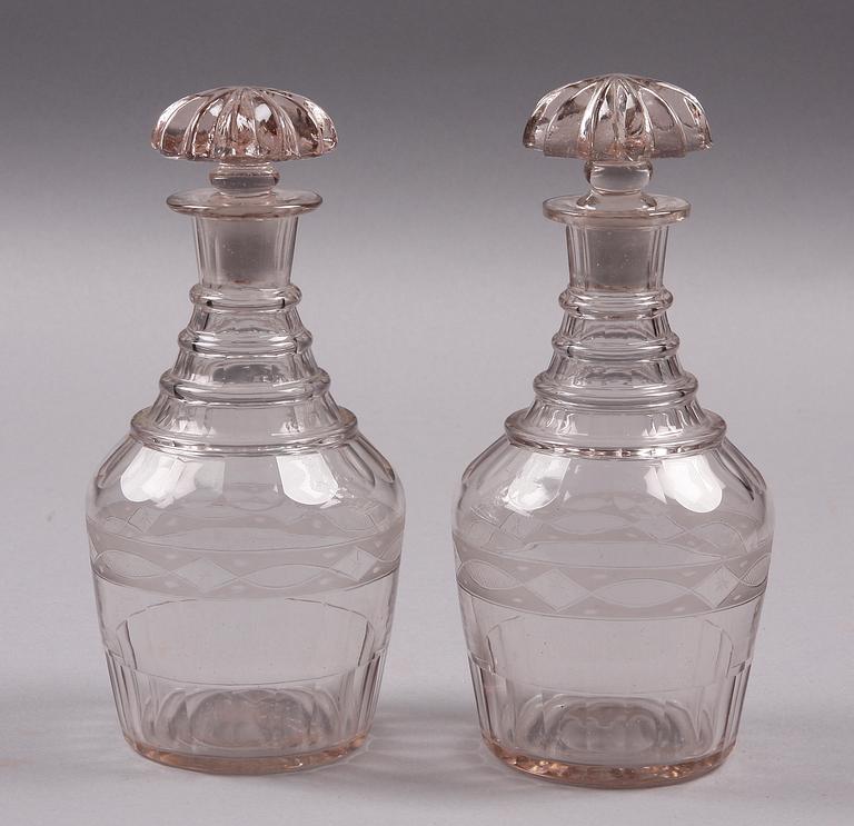 KARAFFER, ett par, glas, 1800-tal.