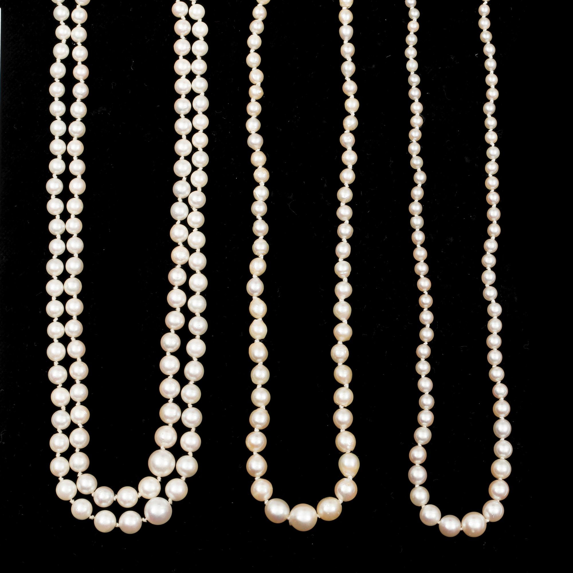 COLLIER, 3st, odlade saltvattenspärlor, ett lås i 18k vitguld med liten diamant.