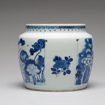 KRUKA, porslin. Qingdynastin, Kangxi (1662-1722).