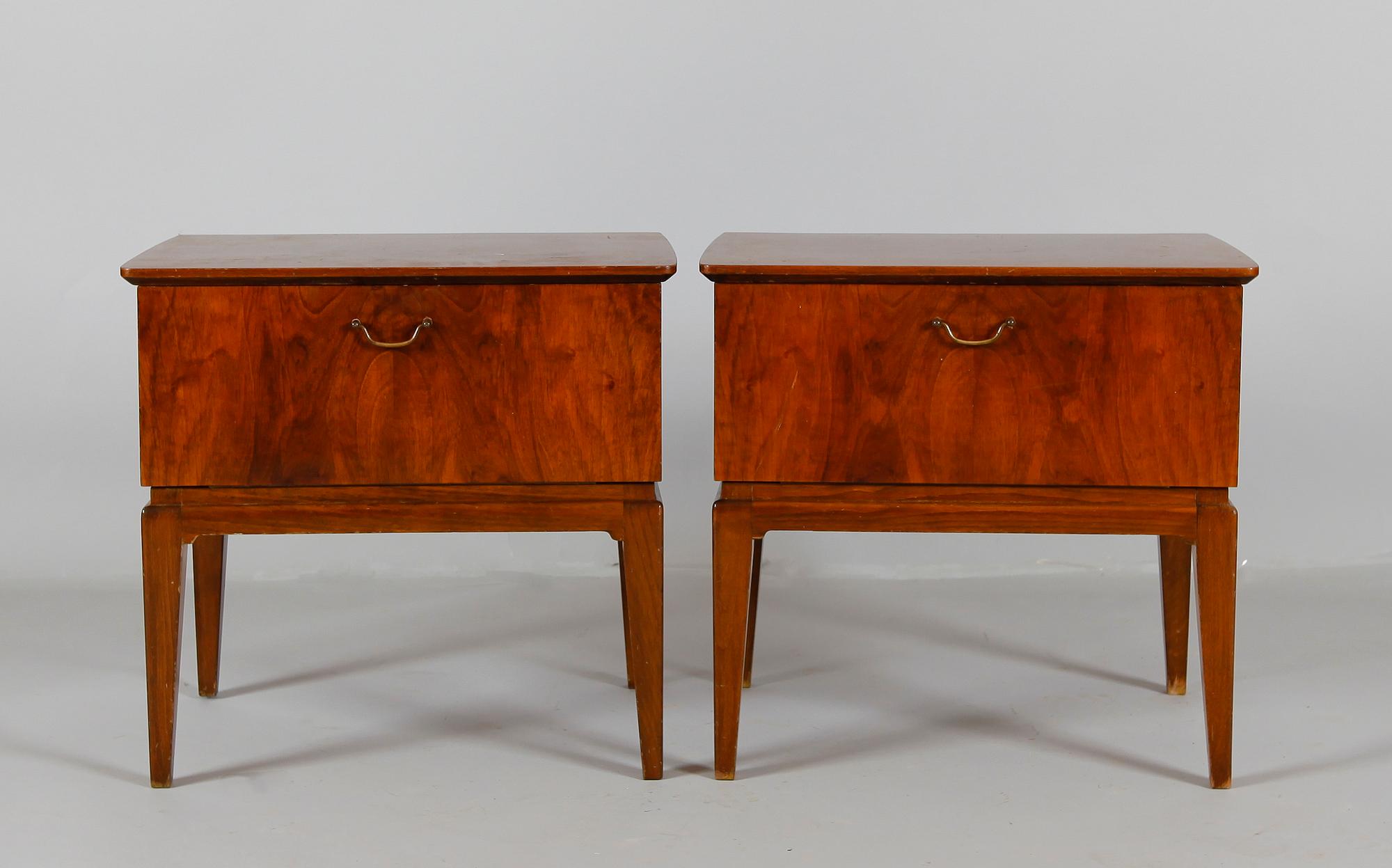 SÄNGBORD, 1 par, 1900-talets mitt.