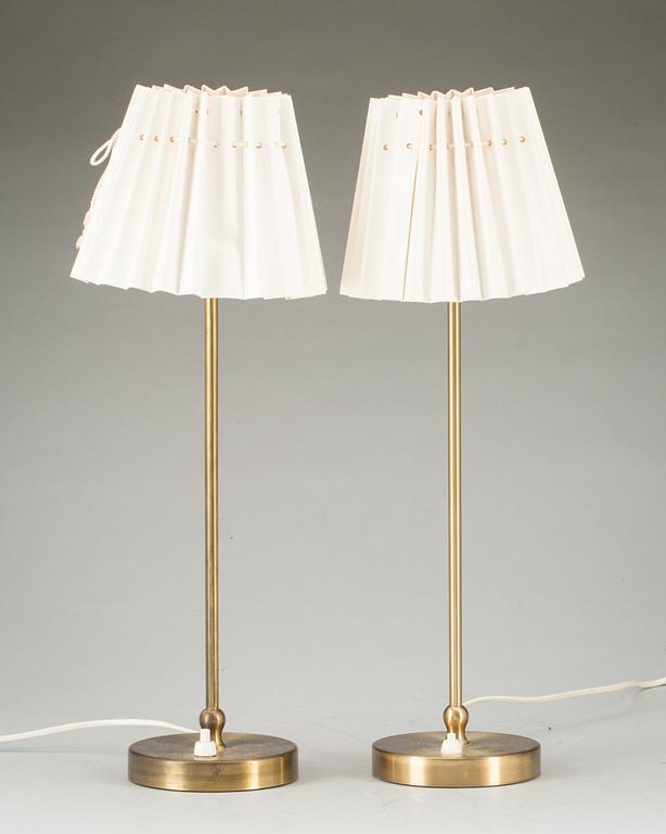 BORDSLAMPOR, ett par. Modell B 2332. Firma Svenskt Tenn.