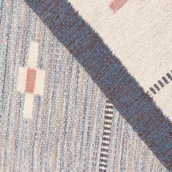 MATTO,  "Skogsstjärna blå", flat weave, ca 327,5 x 197,5 cm, signed V (Erik Lundberg, Vävaregården, Eringsboda).