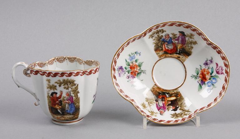 KAFFEKOPP MED FAT, porslin, Meissen. 1800-tal.