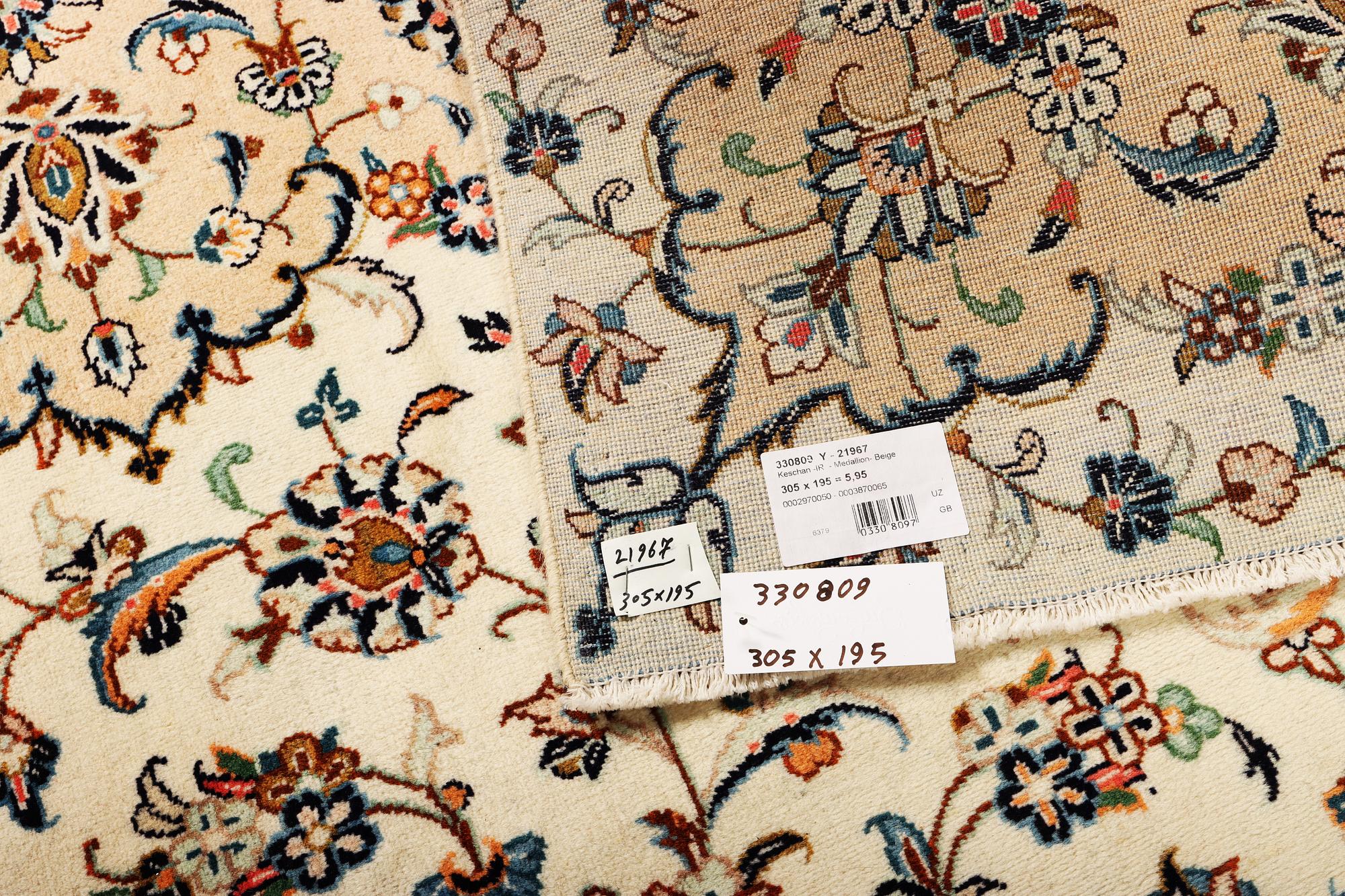 A Kashan carpet, c. 305 x 196 cm.