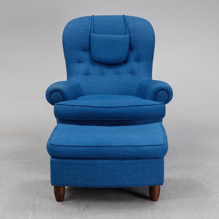 Carl Malmsten, a *jättepaddan' easychair and ottoman, AB O.H. Sjögren, Tranås, 2014.