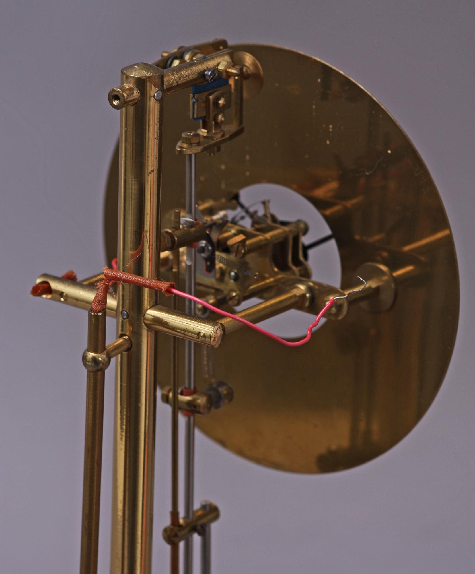 BORDSUR MED GLASHUV. Bulle Patent, omkring 1900.