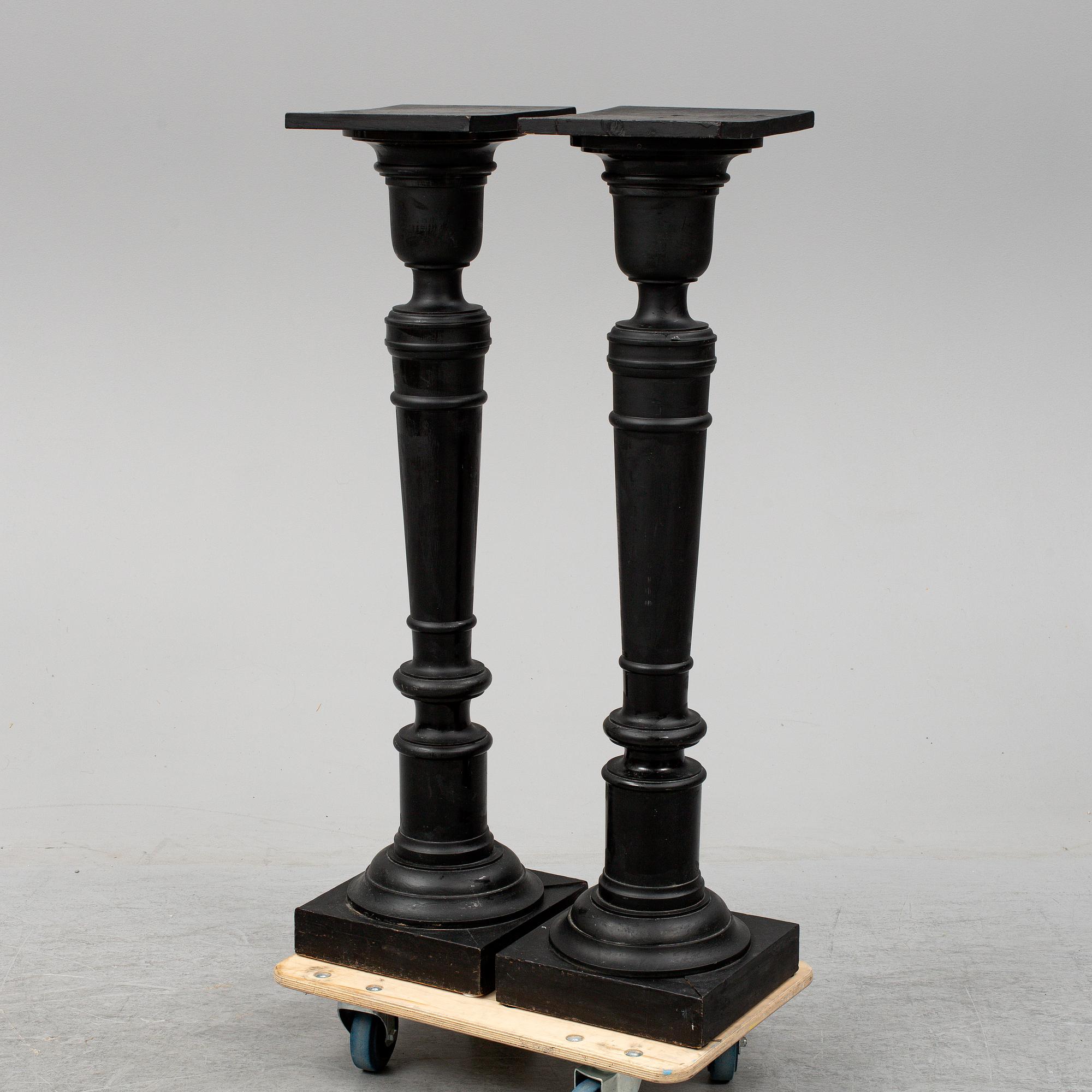 PIEDESTALER, ett par, sent 1800-tal.