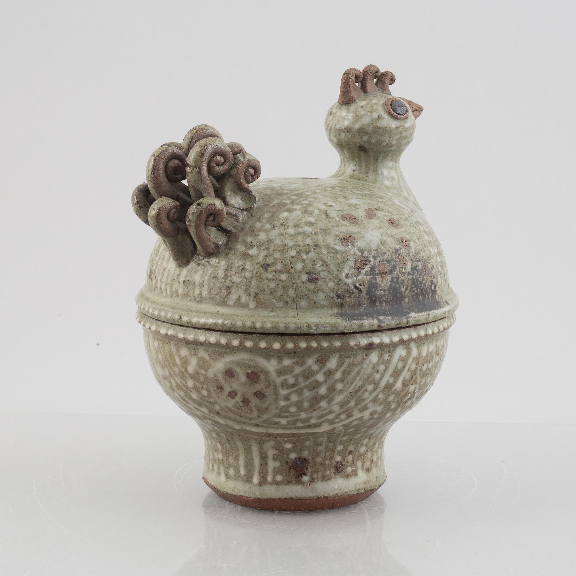 Astrid Anderberg, skål med lock, i form av höna, stengods, egen ateljé, Bornholm, Danmark.