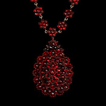 COLLIER MED HÄNGE, granater, sekelskiftet 1900.