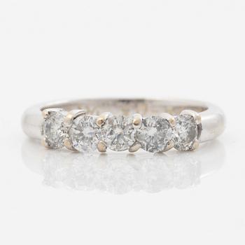 Ring 18K vitguld med runda briljantslipade diamanter.