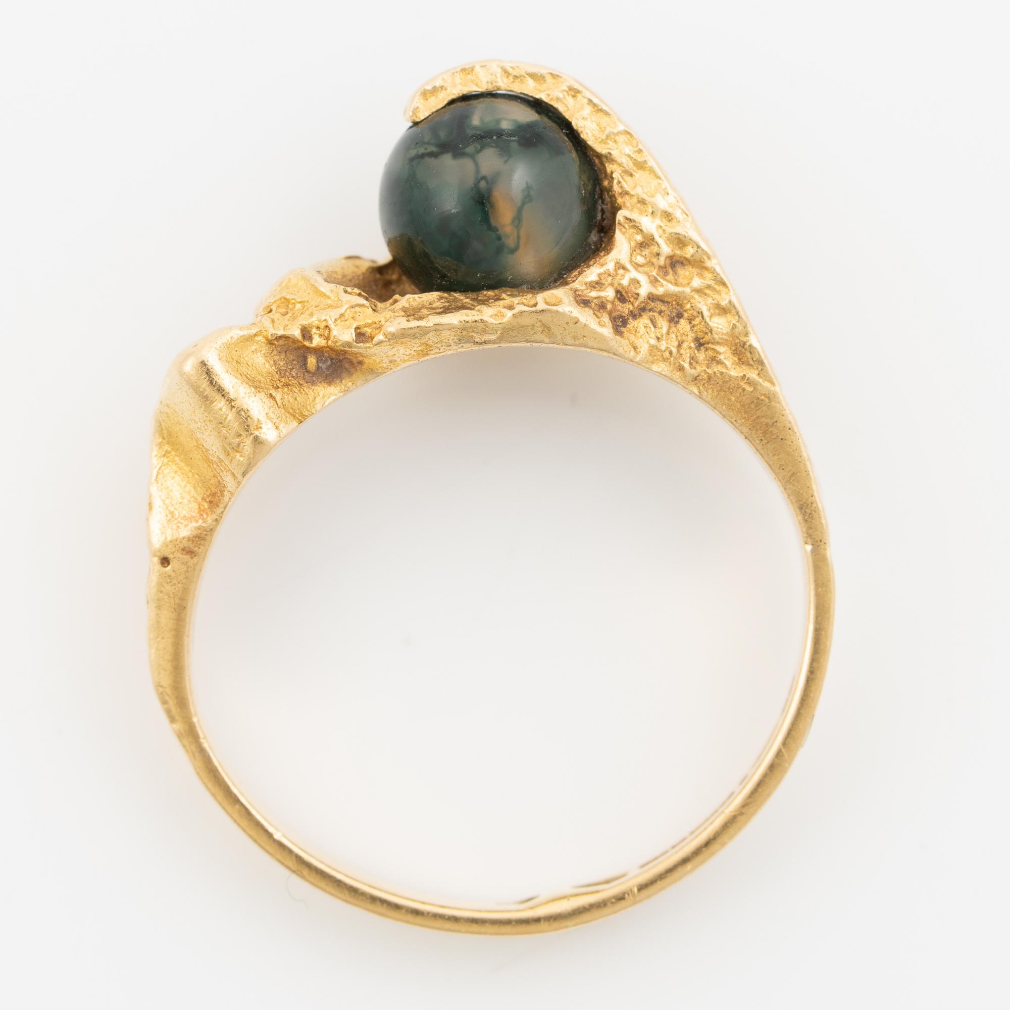 Björn Weckström, ring, 18K guld med grön sten sannolikt mossagat, för Lapponia, Finland.