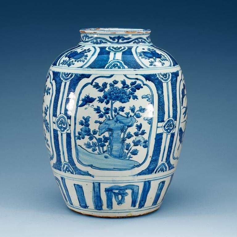URNA, porslin. Ming dynastin, Wanli (1573-1620).
