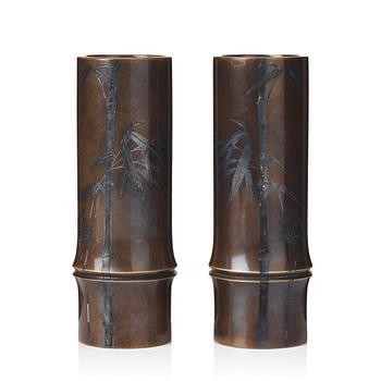 621. A pair of Japanese bronze vases, Meiji period (1868-1912). Signed.