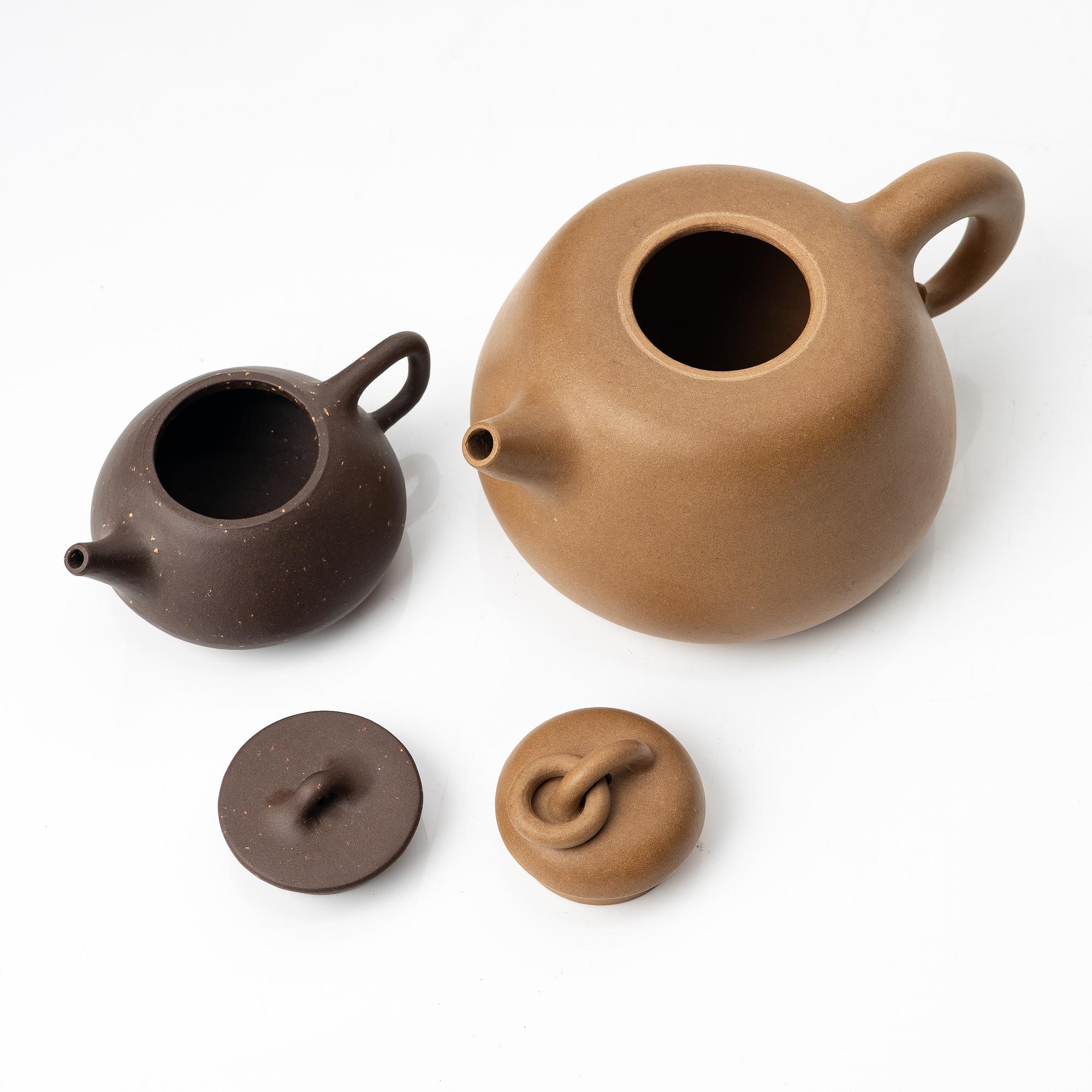 Two Chinese yixing teapots, 1980/90s.