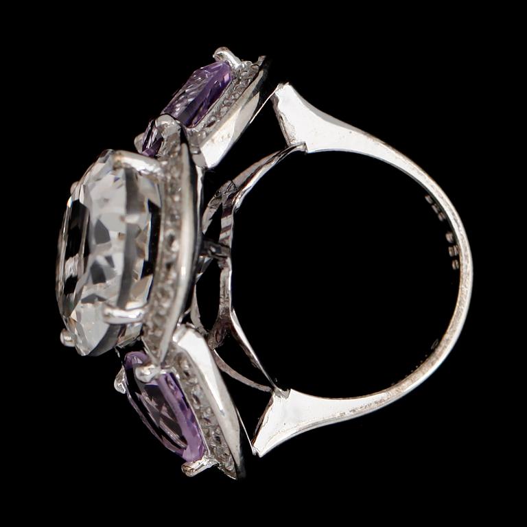 RING, sterlingsilver, vita topaser tot ca 20.00 ct, ametister tot ca 5.00 ct.