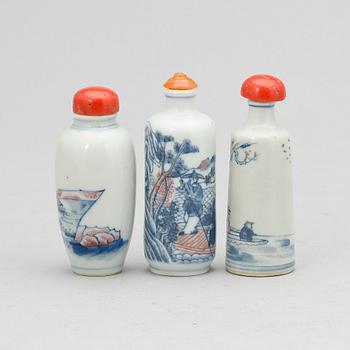 SNUSFLASKOR, tre stycken, porslin. Kina, 18/1900-tal.
