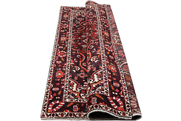 A carpet, Bakhtiari, c. 297 x 197 cm.