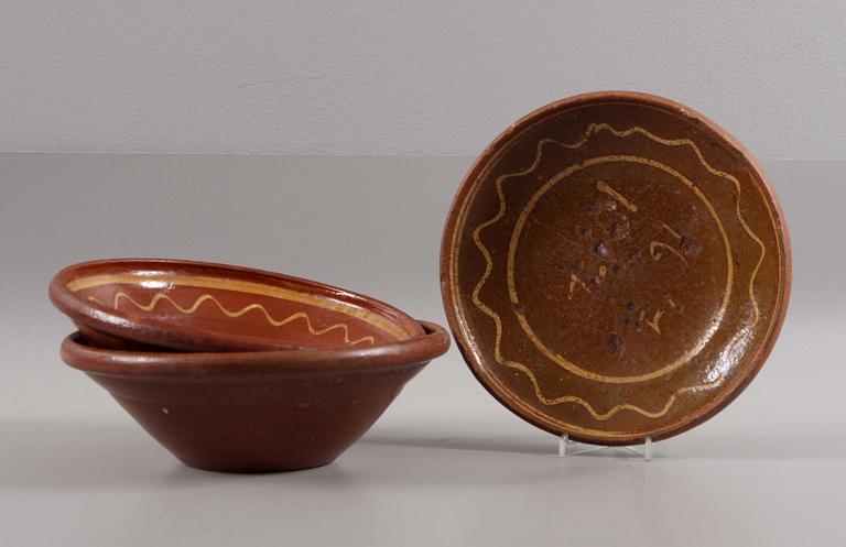 SKÅLAR, 3 st samt FAT, lergods, allmoge, 1800-tal.