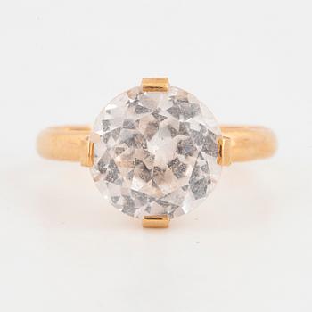 18K gold ring with synthetic white spinel.