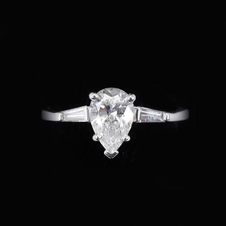 RING, 18k vitguld med päronslipad diamant ca 1,01ct samt två små trapetsslipade diamanter. Vikt 2g.